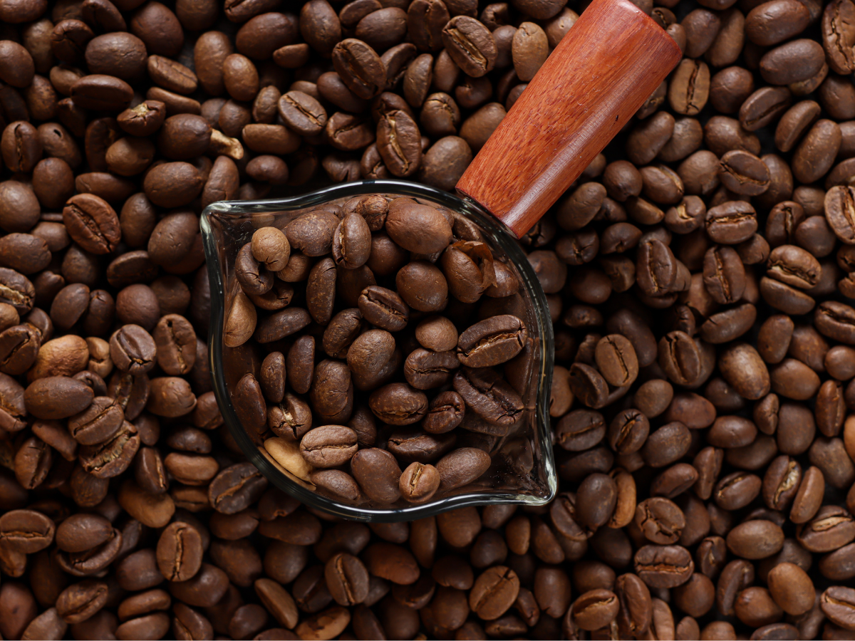 Apakah ngopi benar-benar self-care? Temukan jawabannya! Simak cara minum kopi yang sehat agar tetap fokus, tenang, dan tidur berkualitas