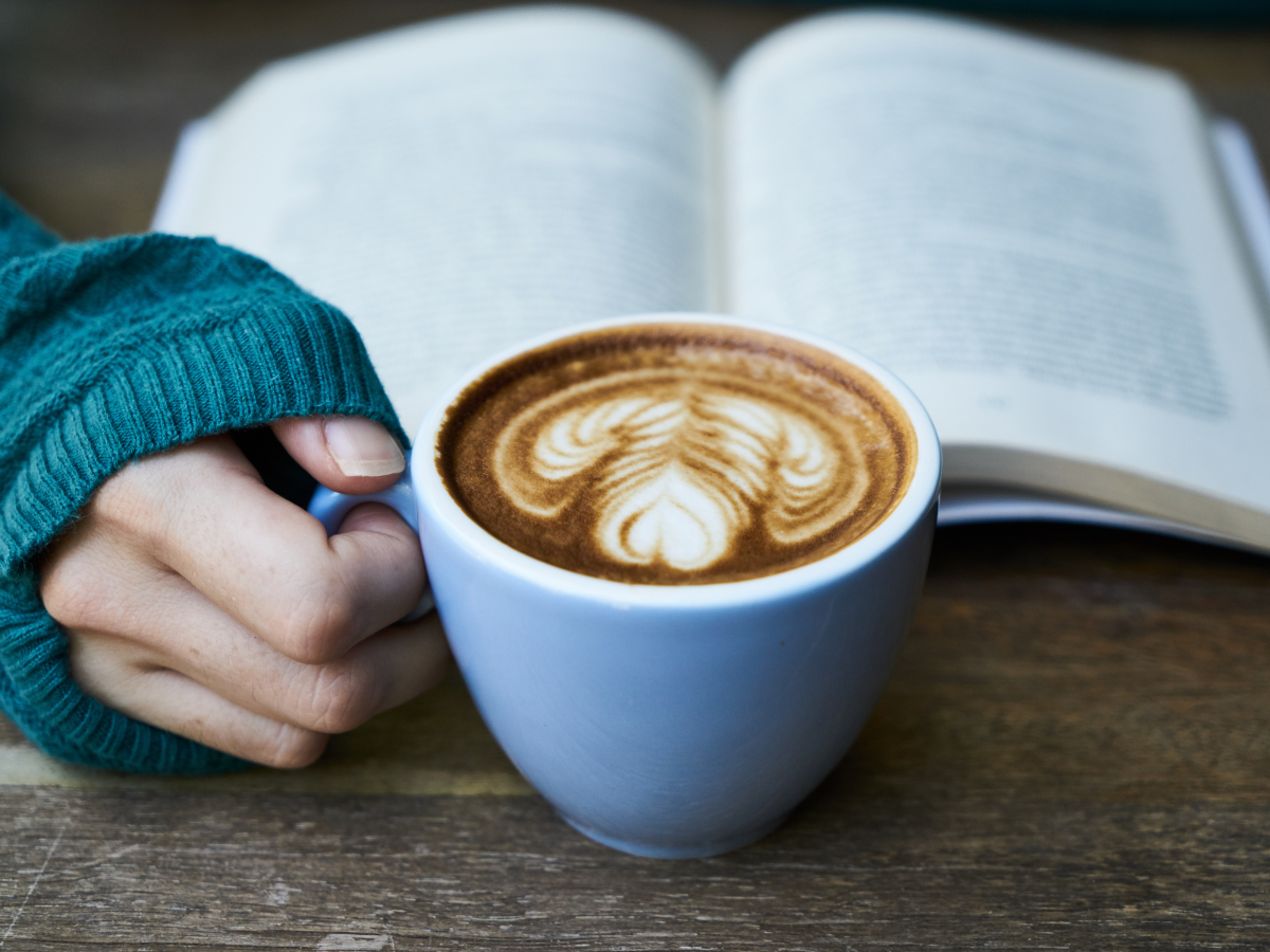 Ngopi memang jadi tren self-care remaja. Tapi hati-hati, kebanyakan kopi bisa bikin cemas dan susah tidur. Yuk kenali tips ngopi bijak di sini!