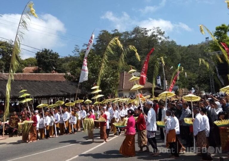 Seren Taun, Upacara saat panen tiba dari Sunda