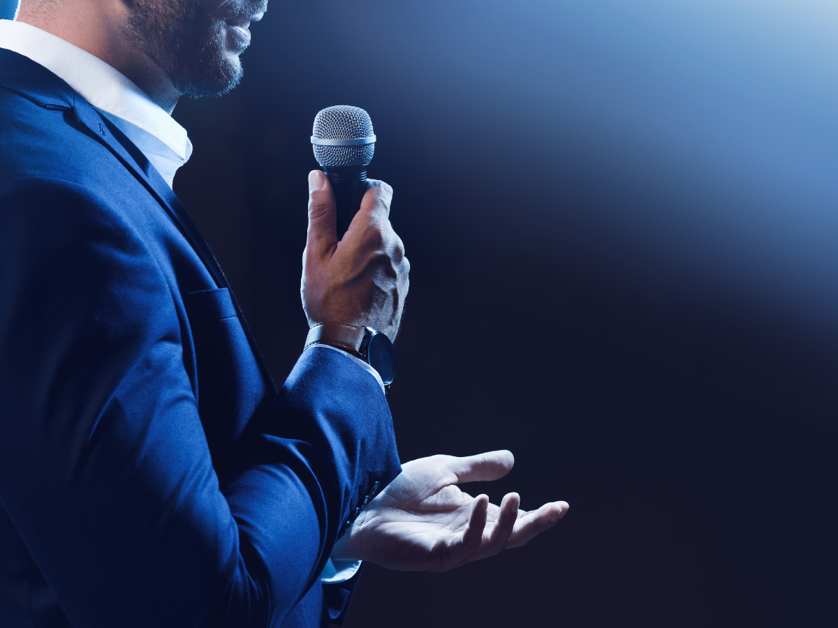 public speaking ala Pandji Pragiwaksono yang bikin percaya diri di depan banyak orang