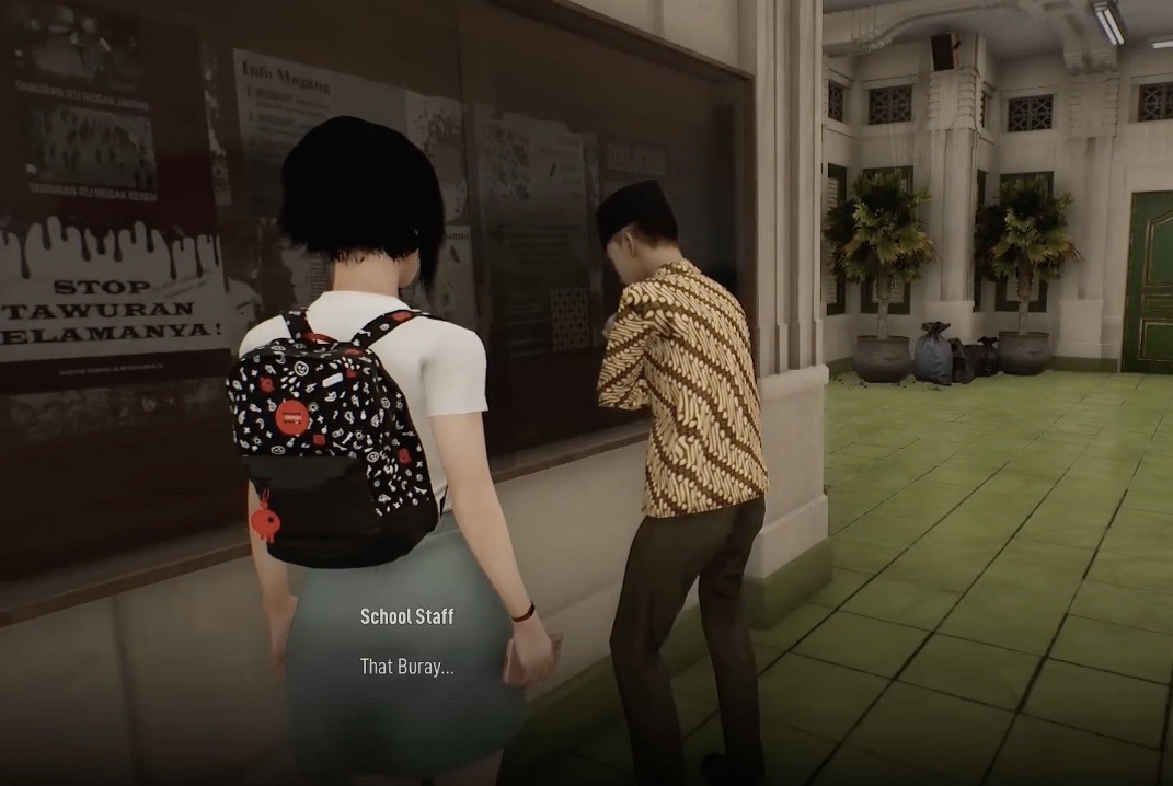 Adegan dalam game DreadOut: Linda, siswi SMA, berbicara dengan seorang staff guru berkemeja batik di depan papan informasi sekolah.