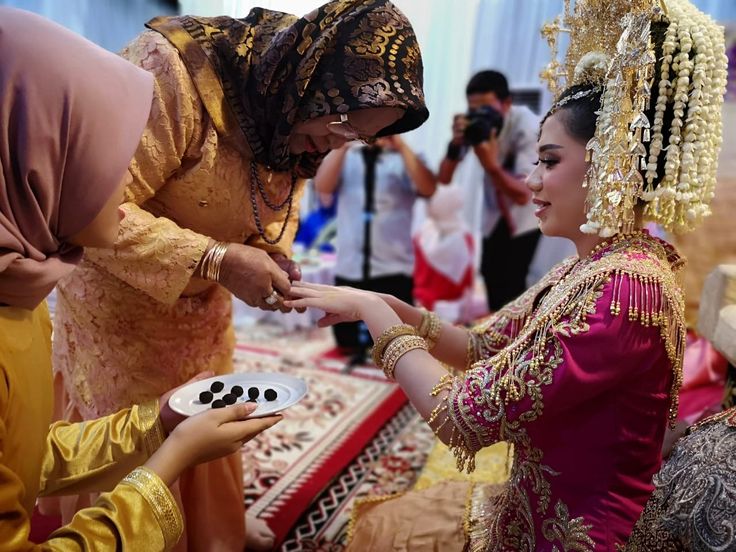 Bukan Bridal Shower, Saatnya Kenal Tradisi Malam Bainai Jelang Pernikahan dari Sumatera Barat