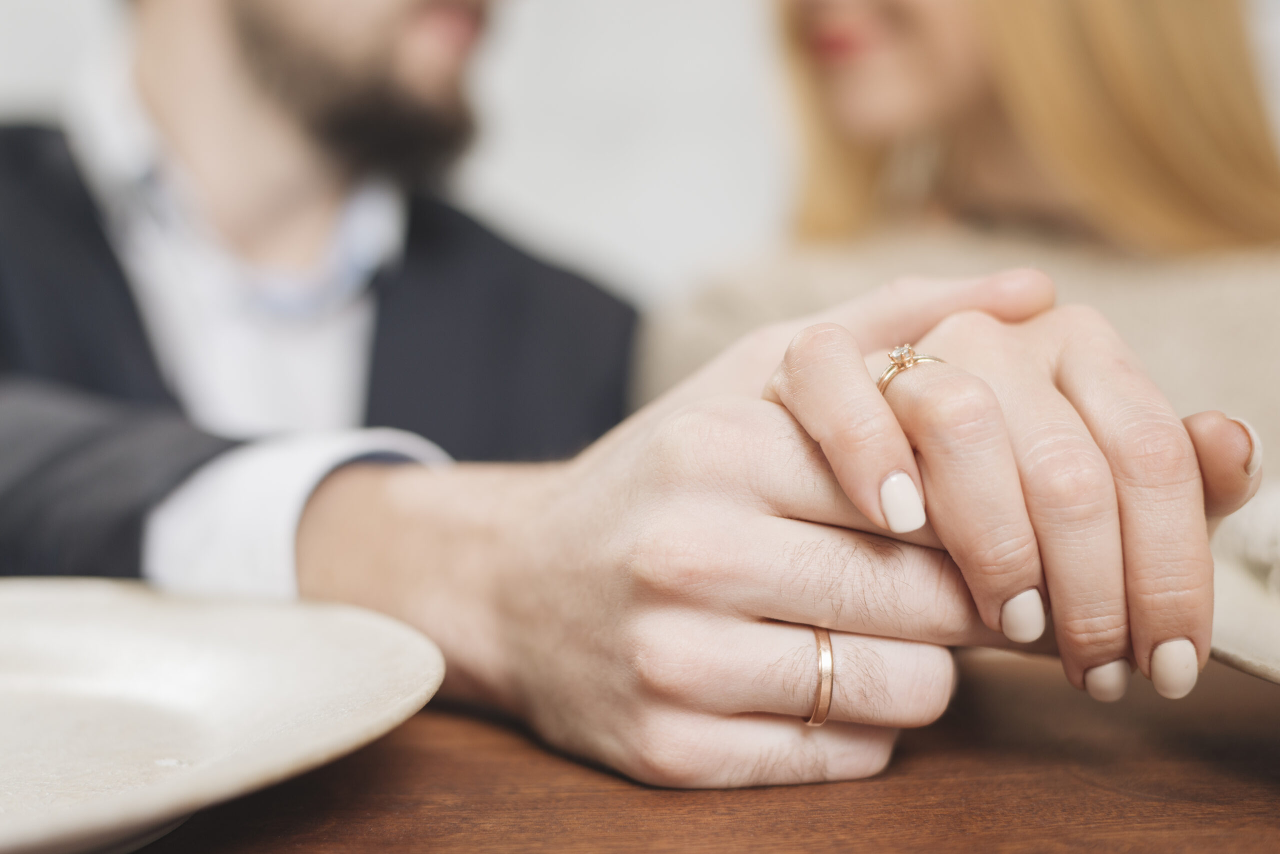 Kenali arti promise ring, cincin janji yang sering bikin baper. Apa bedanya dengan cincin tunangan dan kenapa banyak remaja pakai simbol ini?