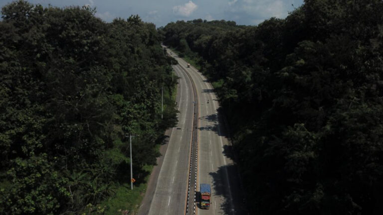 Alas Roban merupakan jalur penghubung antara Kota Batang dan Kota Semarang. Di balik curamnya, jalur ini menyimpan kisah-kisah mistis
