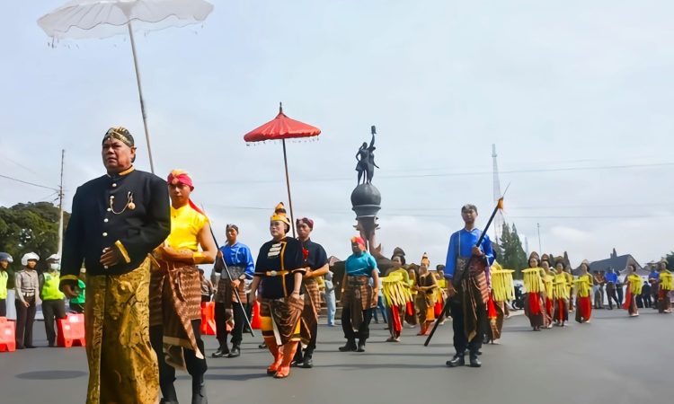 Bagi nelayan, laut bukan sekadar sumber penghidupan, tetapi juga alam yang dihormati. Sebagai bentuk syukur, lahirlah tradisi sedekah laut.