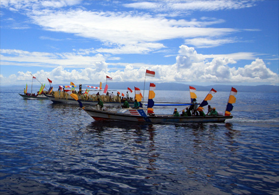 Kololi Kie dan Taji Besi: Dua Wajah Budaya Maluku Utara dari Ritual Bahari hingga Uji Nyali