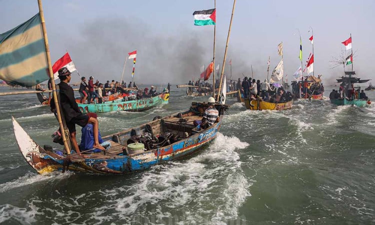 Bagi nelayan, laut bukan sekadar sumber penghidupan, tetapi juga alam yang dihormati. Sebagai bentuk syukur, lahirlah tradisi sedekah laut.