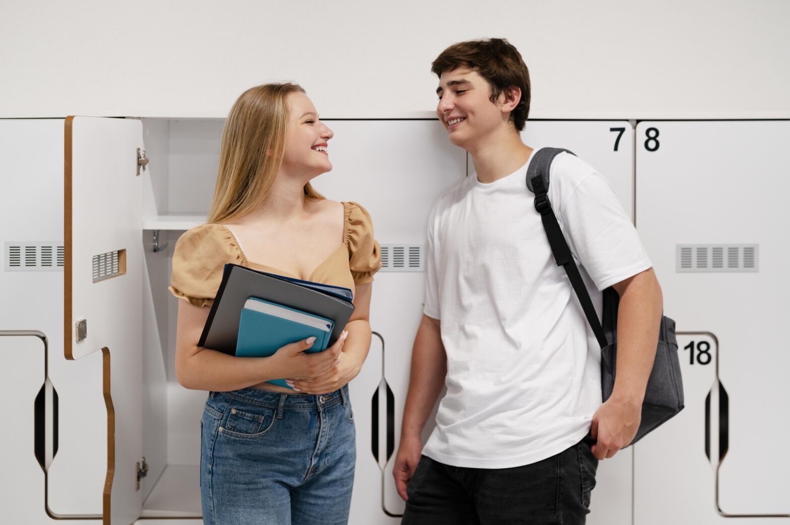 Punya crush di sekolah? Intip tips sederhana biar kamu lebih percaya diri, tetap asik, dan bisa di-notice sama si dia tanpa ribet!