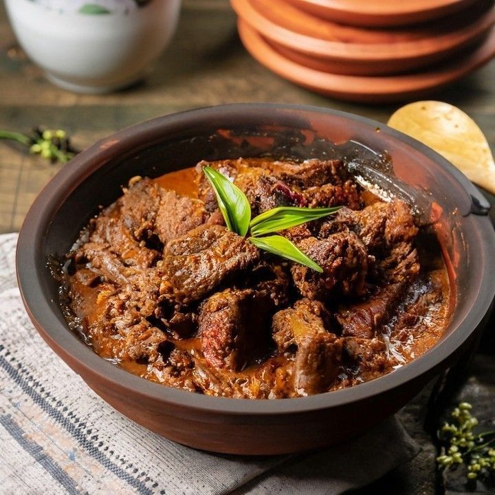 Rendang (Pinterest.com/Modish Muse) Indonesia memiliki beragam masakan khas setiap daerah, sebagian makanan-makanan itu, dinobatkan sebagai makanan terlezat di dunia.