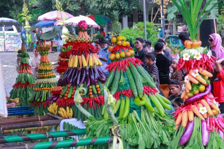 Masyarakat Jawa menggelar tradisi sedekah bumi. Tradisi ini sebagai wujud syukur masyarakat agraris terhadap hasil bumi yang melimpah