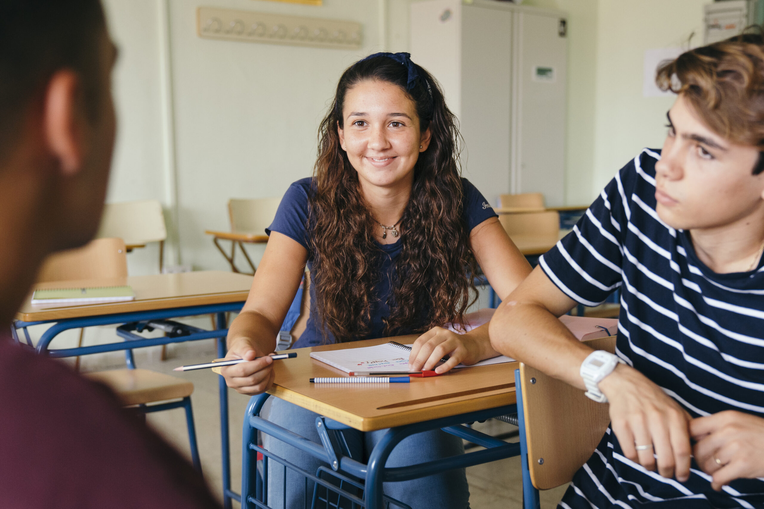 Punya crush di sekolah? Intip tips sederhana biar kamu lebih percaya diri, tetap asik, dan bisa di-notice sama si dia tanpa ribet!