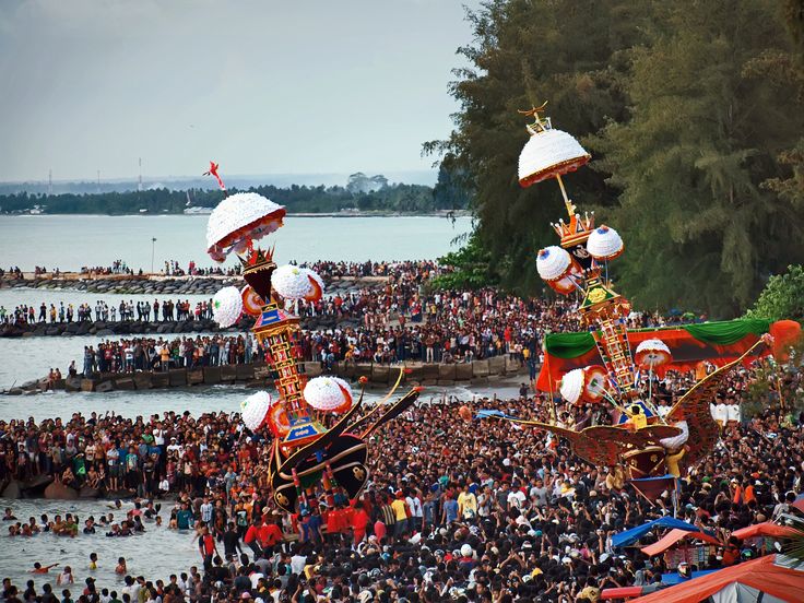 Tabuik diadu lalu dibuang ke laut
