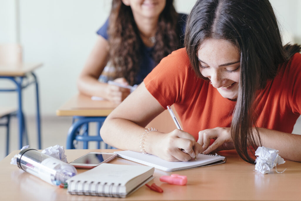 Punya crush di sekolah? Intip tips sederhana biar kamu lebih percaya diri, tetap asik, dan bisa di-notice sama si dia tanpa ribet!