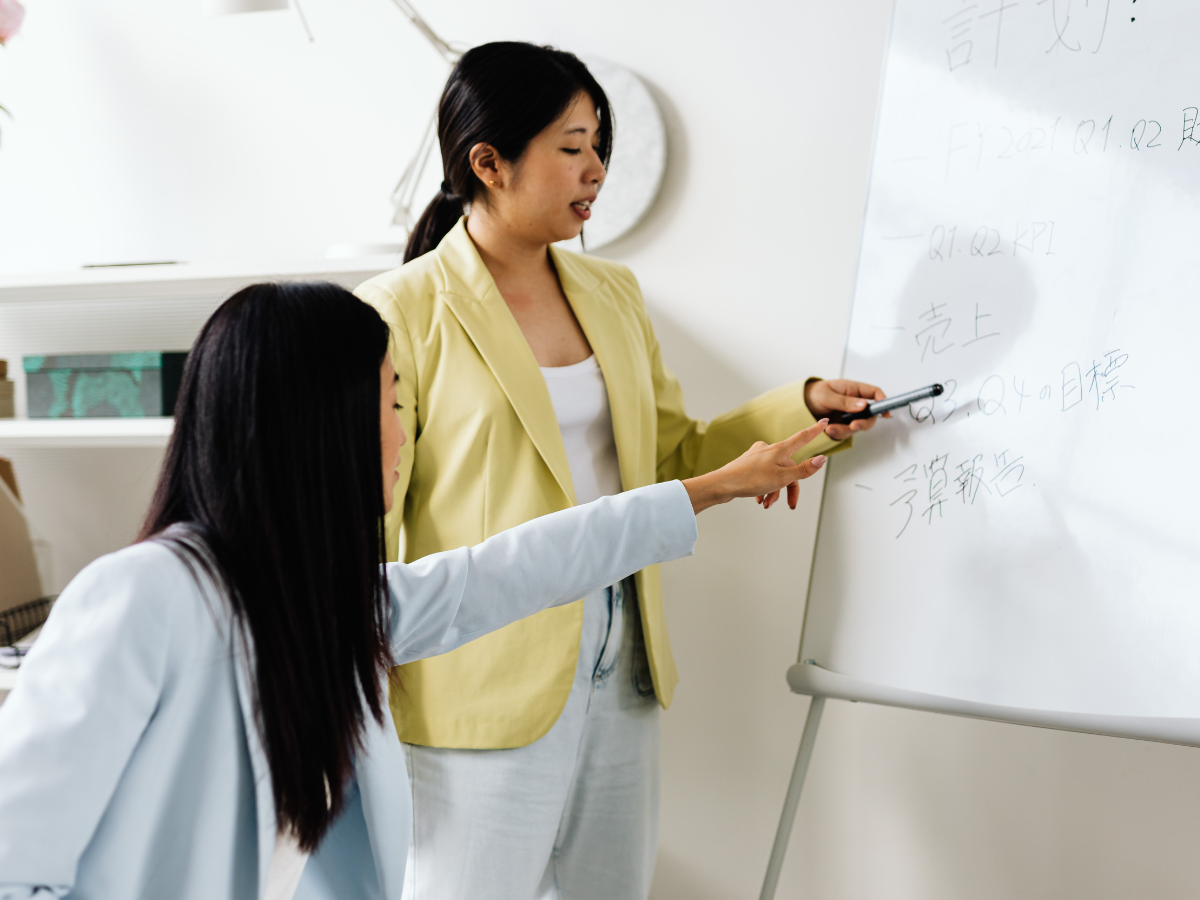 Remaja sedang meninjau catatan pelajaran dan menandai bagian yang belum dimengerti — belajar efektif ala Maudy Ayunda