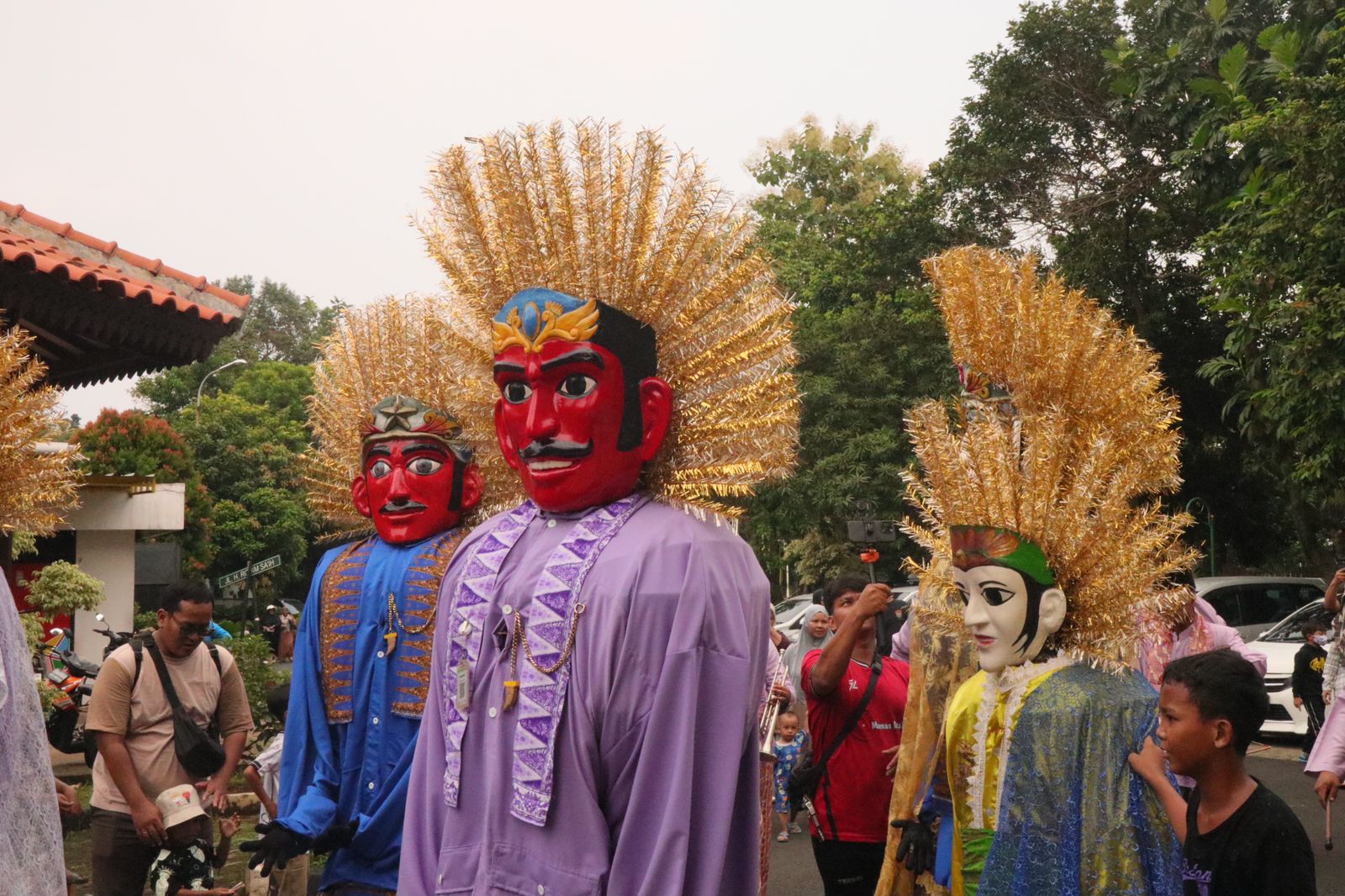 Di balik wajah seramnya, ternyata ondel-ondel punya makna mendalam dan sejarah keren yang jadi kebanggaan budaya Betawi, lho!