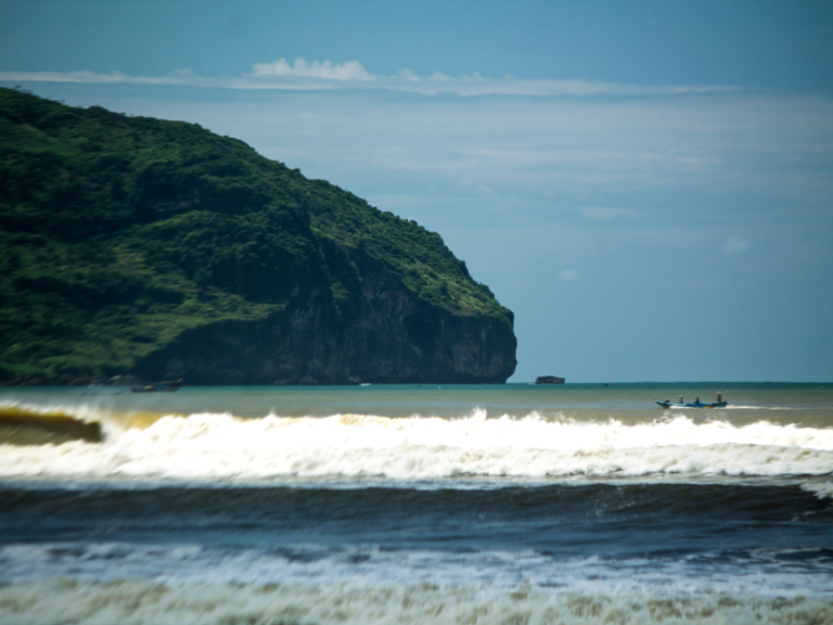Foto pantai selatan Jawa yang sering dikaitkan mitos Nyi Roro Kidul