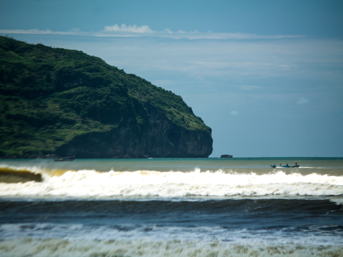 Foto pantai selatan Jawa yang sering dikaitkan mitos Nyi Roro Kidul