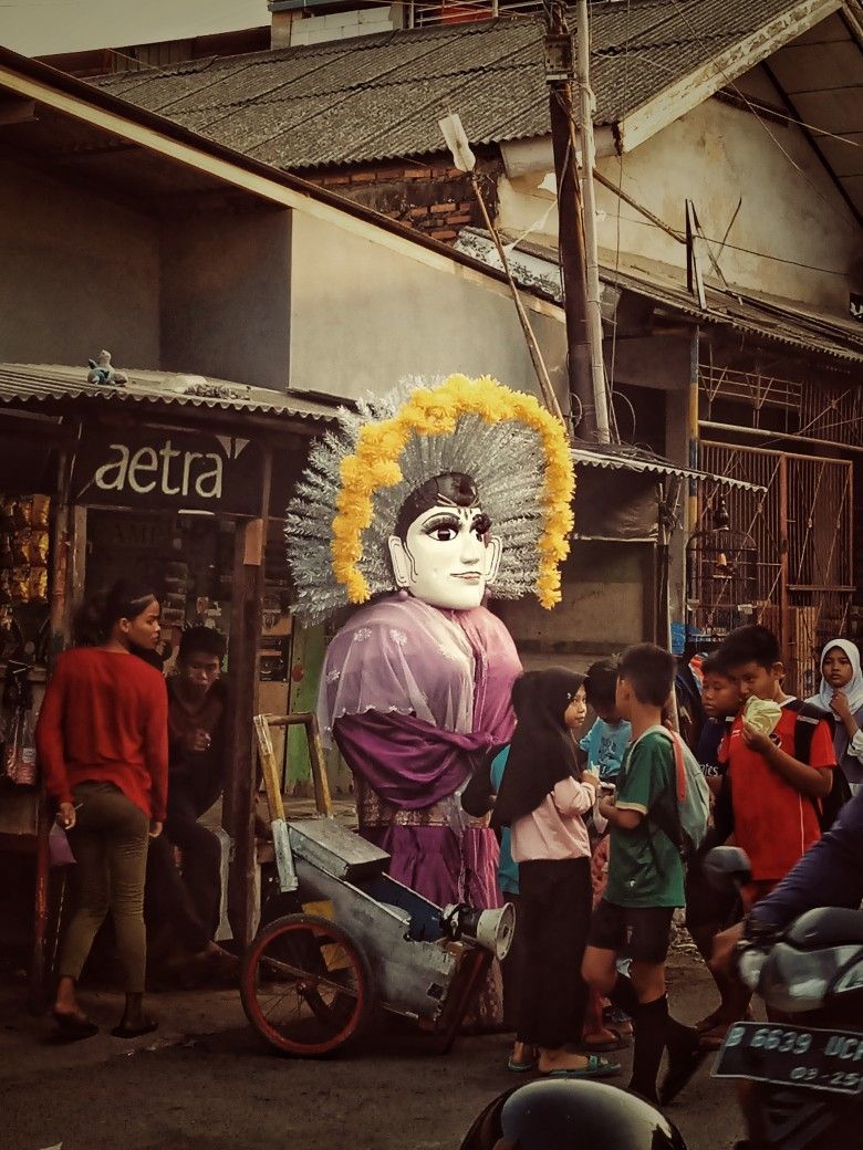 Di balik wajah seramnya, ternyata ondel-ondel punya makna mendalam dan sejarah keren yang jadi kebanggaan budaya Betawi, lho!