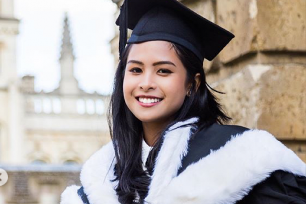 Remaja belajar dengan semangat sambil tersenyum — belajar efektif ala Maudy Ayunda, Belajar Lebih Seru ala Maudy Ayunda: Cara Mengembangkan Fokus dan Rasa Ingin Tahu