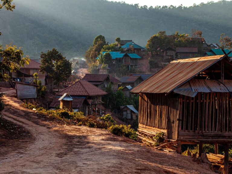 Liburan, entah di akhir akhir semester atau saat hari raya mungkin dipakai untuk pulang kampung. Puisi ini menceritakan indahnya desaku.