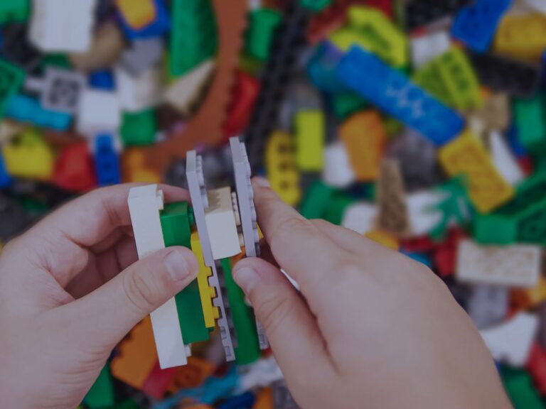 Yaps, mainan bricks, mainan kontruksi yang bentuknya balok-balok kecil yang bisa disusun jadi beragam bentuk lainnya sesuai imajinasi.