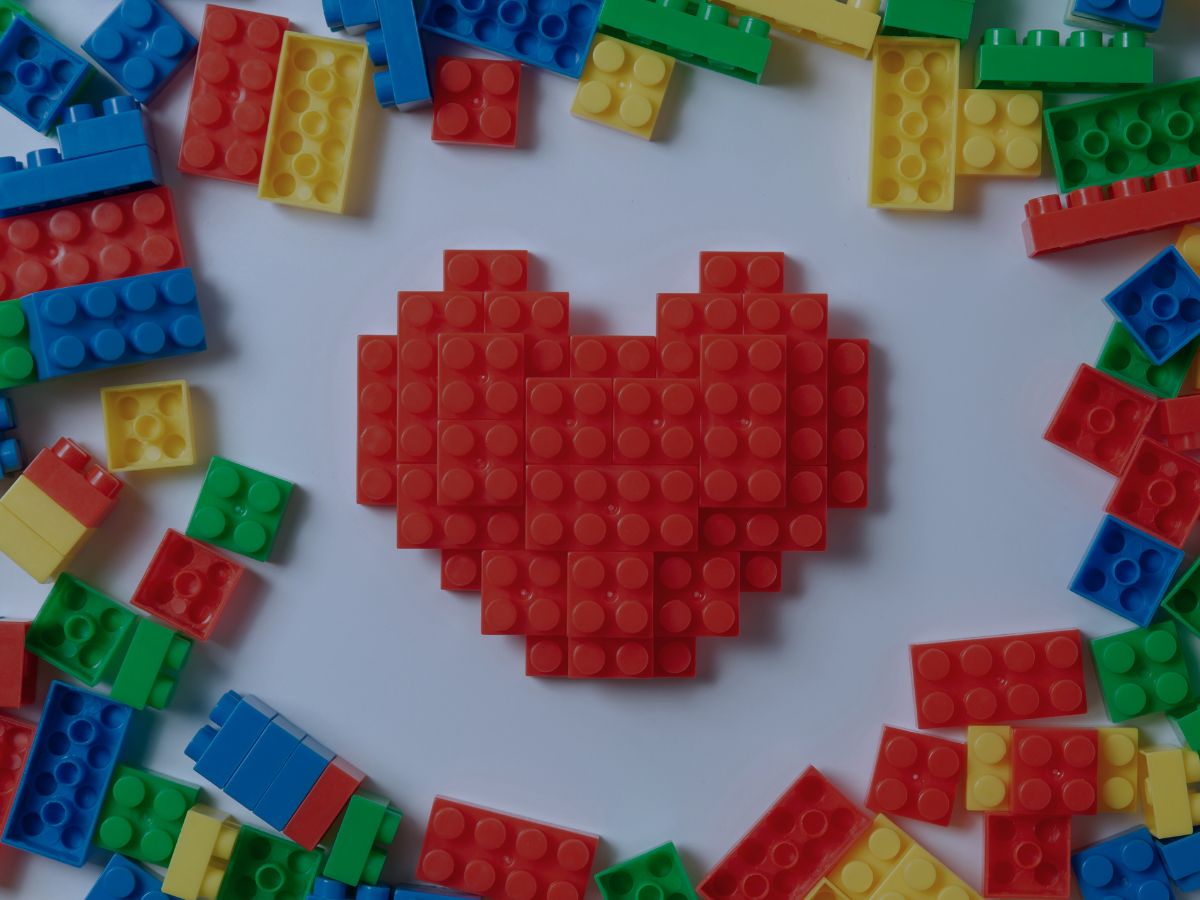 Yaps, mainan bricks, mainan kontruksi yang bentuknya balok-balok kecil yang bisa disusun jadi beragam bentuk lainnya sesuai imajinasi.