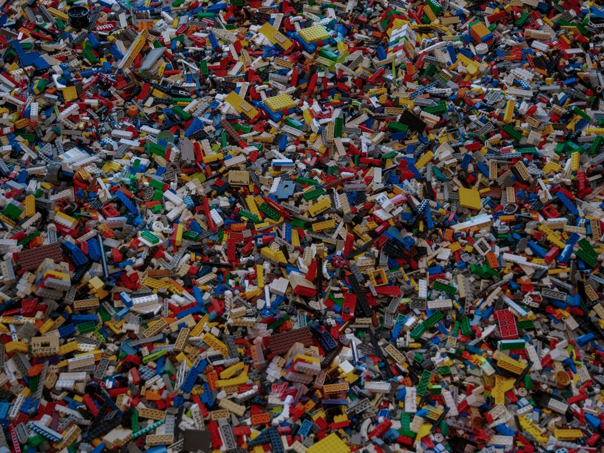 Yaps, mainan bricks, mainan kontruksi yang bentuknya balok-balok kecil yang bisa disusun jadi beragam bentuk lainnya sesuai imajinasi.