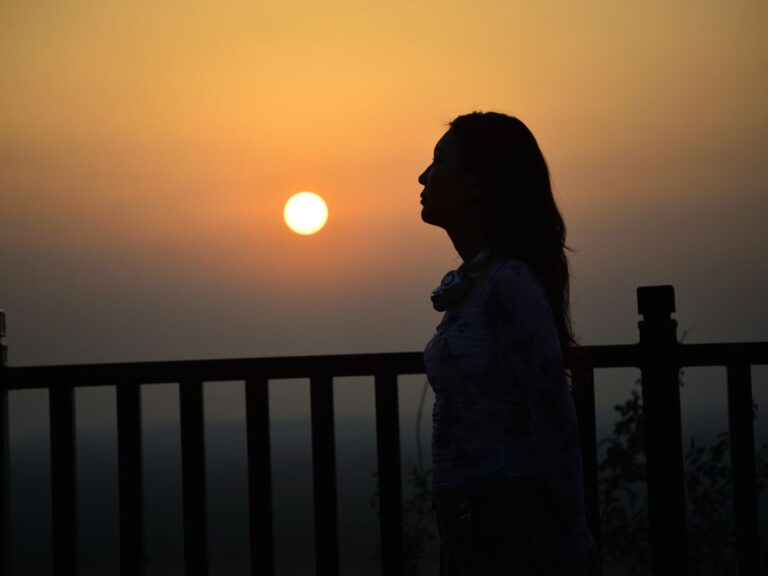 Karya kiriman dari pembaca Majalah Sunday dalam rubrik puisi Akrostik, Karna Kamu, ditulis oleh Virissya Thalia