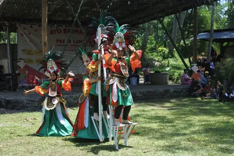 Egrang merupakan permainan tradisional yang dapat melatih keberanian dan keseimbangan. Permainan ini turut hadir dalam festival budaya.