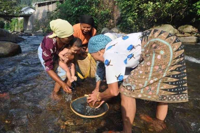 Turun Mandi: Tradisi Menyambut Kelahiran Bayi di Minangkabau