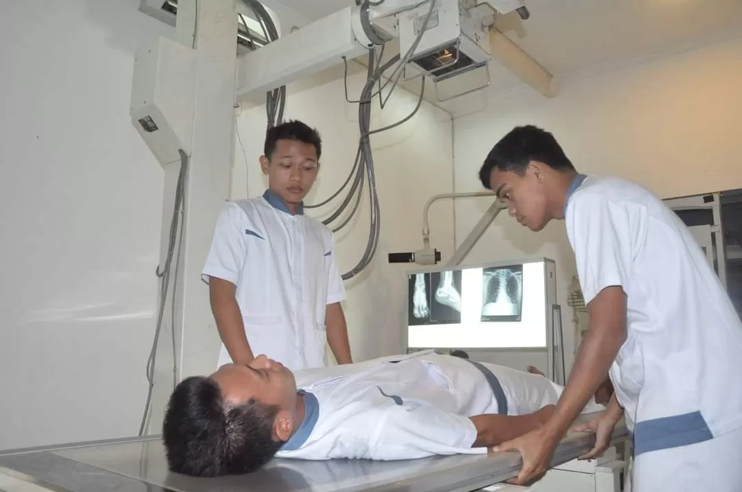 Pernah nggak dengar jurusan radiologi? Kedengarannya kayak nama alat canggih di rumah sakit, ya? Padahal, ini salah satu jurusan paling keren tapi jarang banget dilirik.