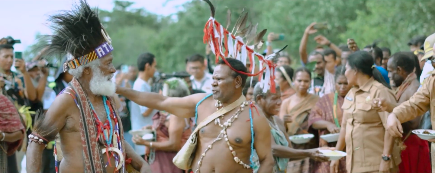 Mengenal kearifan Suku Moi Papua dalam membaca alam, dari tradisi Egek hingga bahasa yang menyatu dengan hutan.