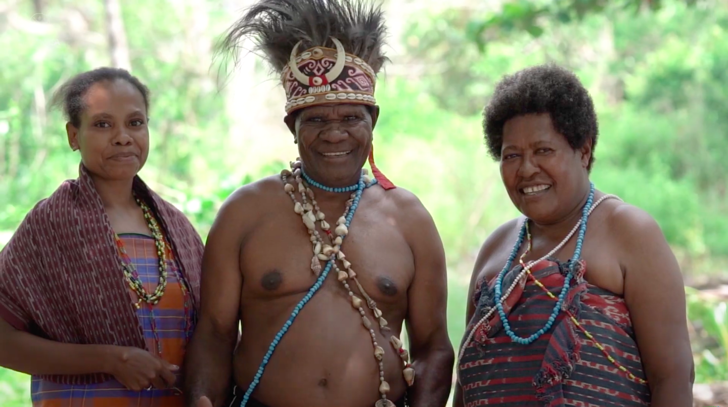 Mengenal kearifan Suku Moi Papua dalam membaca alam, dari tradisi Egek hingga bahasa yang menyatu dengan hutan.