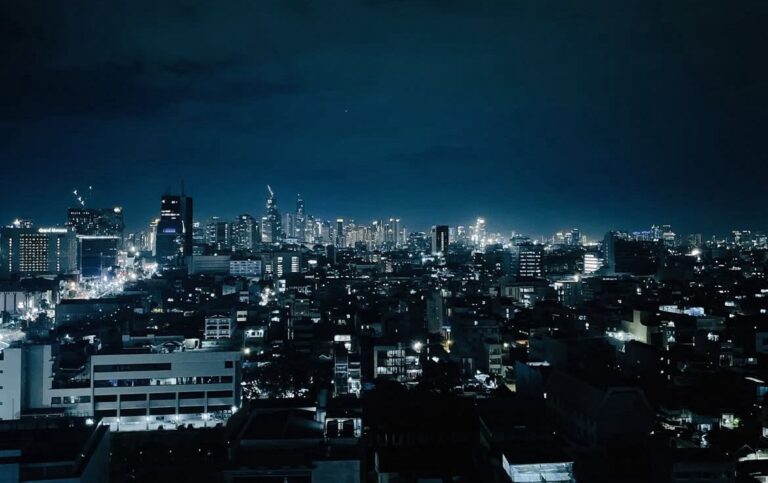 Percakapan Sunyi antara Remaja dan Kota yang Tidak Tidur