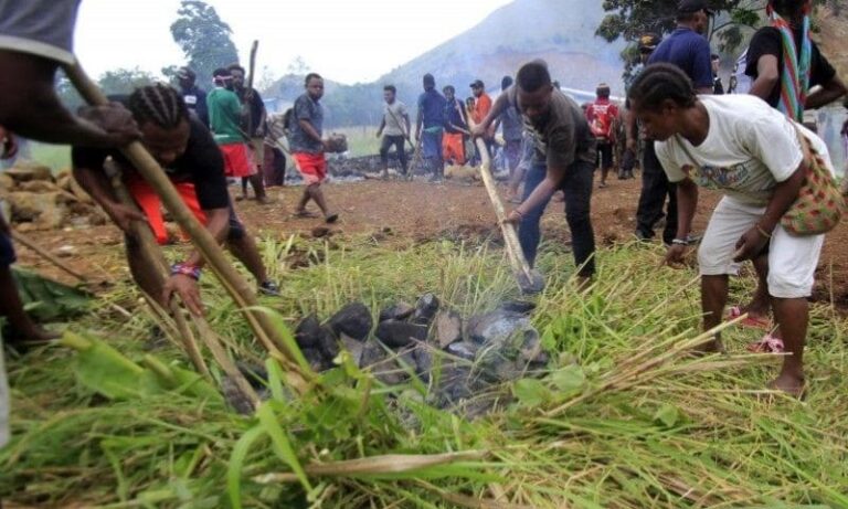 Bakar Batu: Tradisi memasak bersama asal Papua