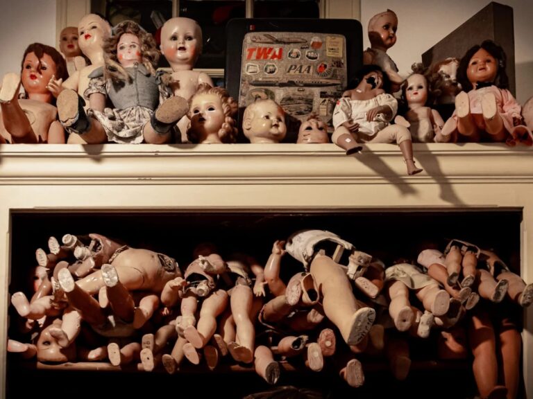 Spirit doll atau boneka arwah yang dipercaya memiliki arwah dan energi spiritual tertentu.