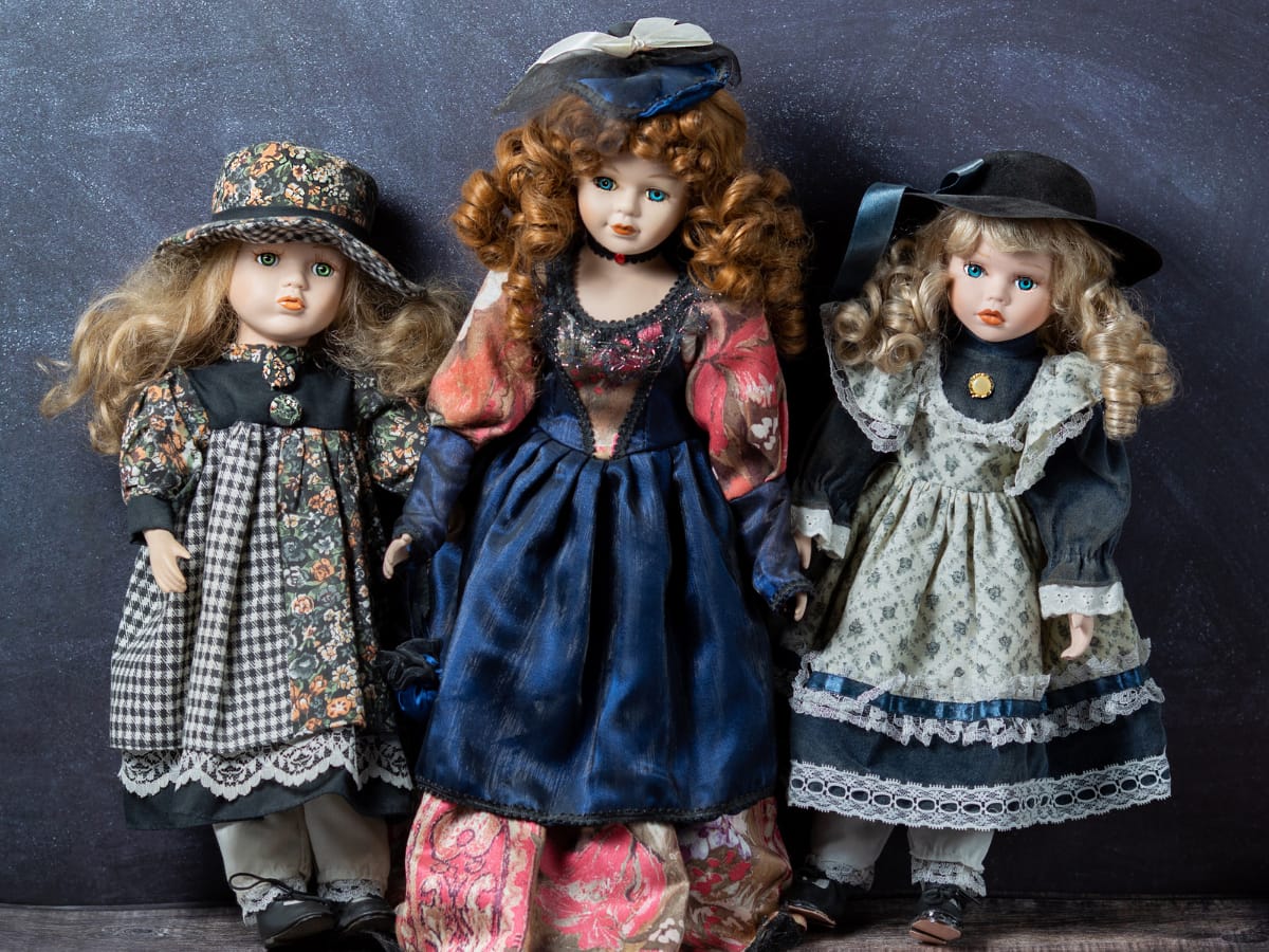 Perawatan spirit doll sebagai bentuk penghormatan terhadap arwah yang diyakini berada di dalamnya.