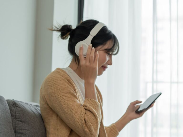 Musik bukan cuma hiburan, tapi juga bisa jadi sahabat yang membantu menjaga kesehatan mental kita. Yuk kita pahami bareng!