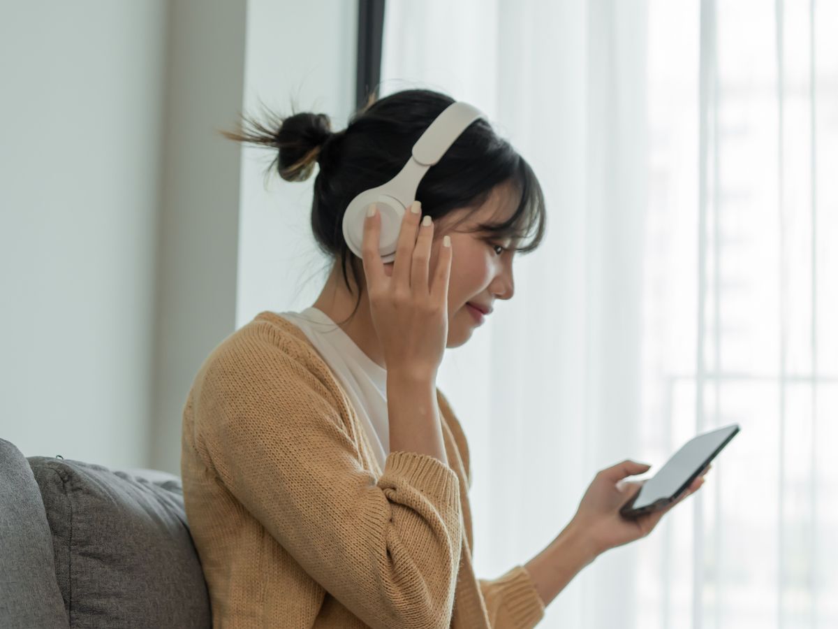 Musik bukan cuma hiburan, tapi juga bisa jadi sahabat yang membantu menjaga kesehatan mental kita. Yuk kita pahami bareng!