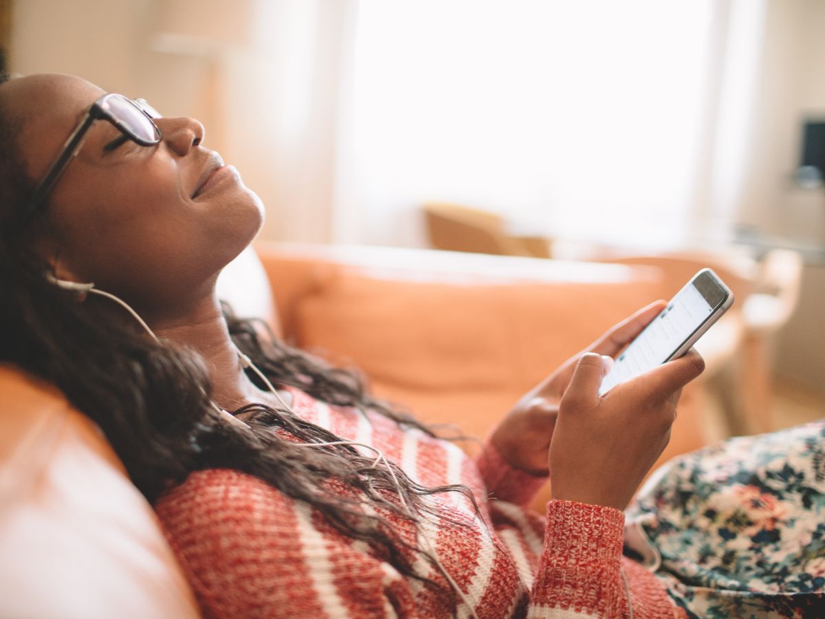 Musik bukan cuma hiburan, tapi juga bisa jadi sahabat yang membantu menjaga kesehatan mental kita. Yuk kita pahami bareng!