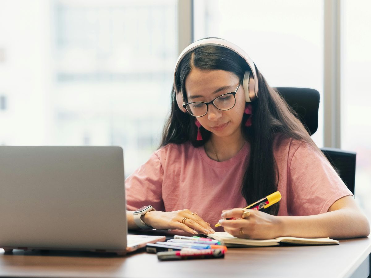 Musik bukan cuma hiburan, tapi juga punya kaitan erat dengan kecerdasan intelektualitas. Dalam bidang pendidikan, musik punya peran lho.