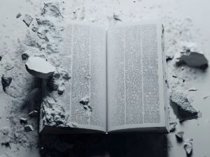 László Krasznahorkai dan Pencarian Makna dalam Dunia yang Kacau