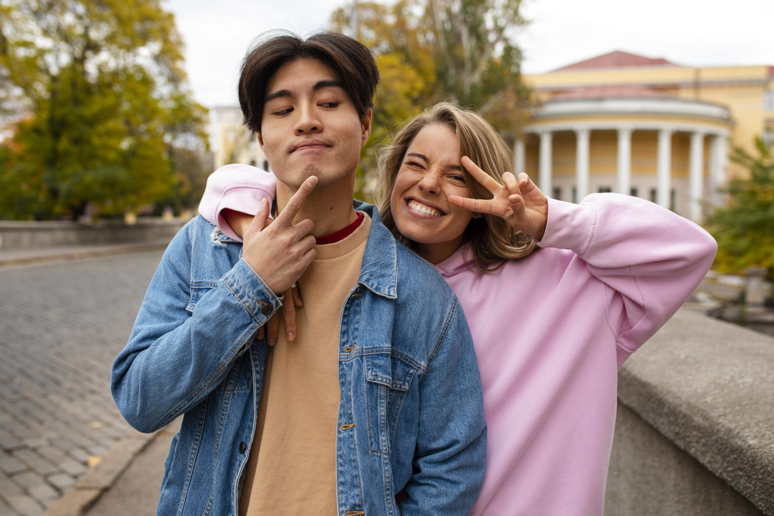 Pacaran satu circle bisa jadi hubungan nyaman, tapi juga penuh risiko, Yuk cari tahu sisi positif–negatifnya sebelum kamu terlanjur baper!