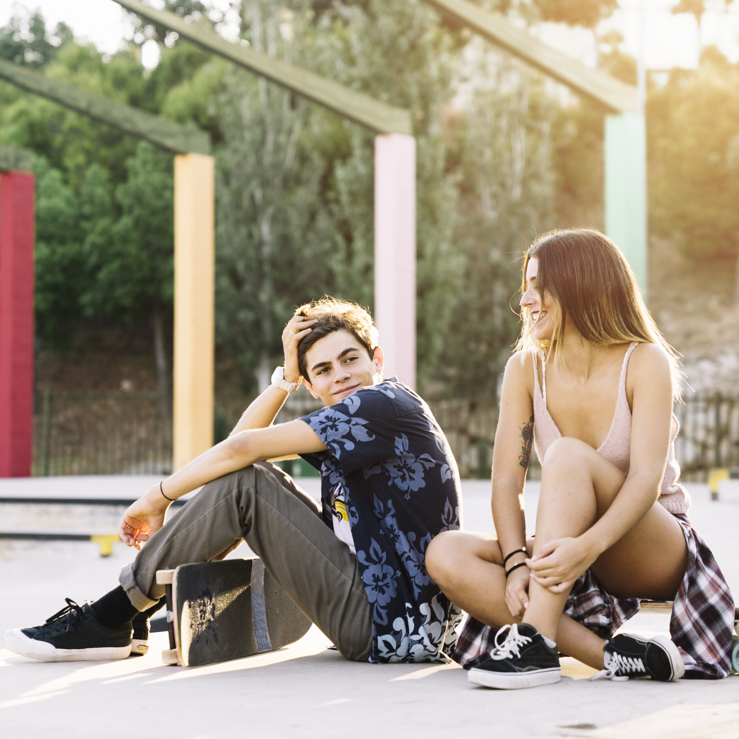 Pacaran satu circle bisa jadi hubungan nyaman, tapi juga penuh risiko, Yuk cari tahu sisi positif–negatifnya sebelum kamu terlanjur baper!