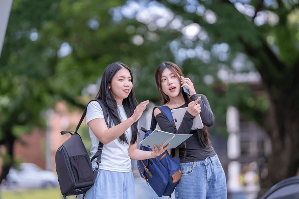 Setiap daerah punya cara sendiri menyapa orang asing. Kenali sapaan khas di luar Pulau Jawa dan maknanya dalam budaya Indonesia.