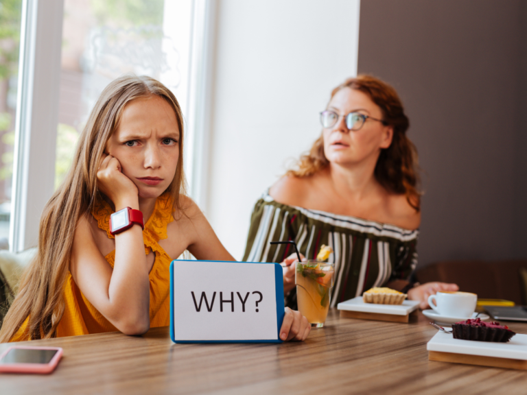 Benarkah perempuan hanya bisa tenang beberapa hari dalam sebulan? Artikel ini membahas emosi remaja perempuan dan edukasi emosional.