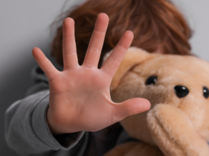 Child Grooming di Sekitar Remaja: Pelajaran dari Cerita Broken Strings