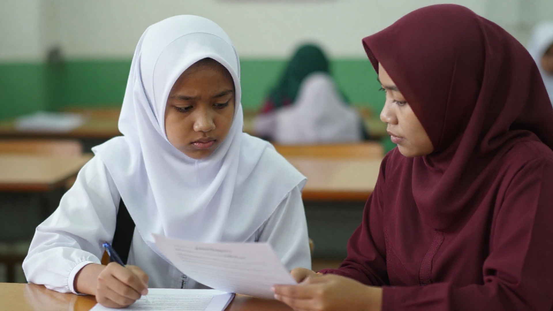 Nadya hanya bisa melihat tanpa bisa berkata apapun