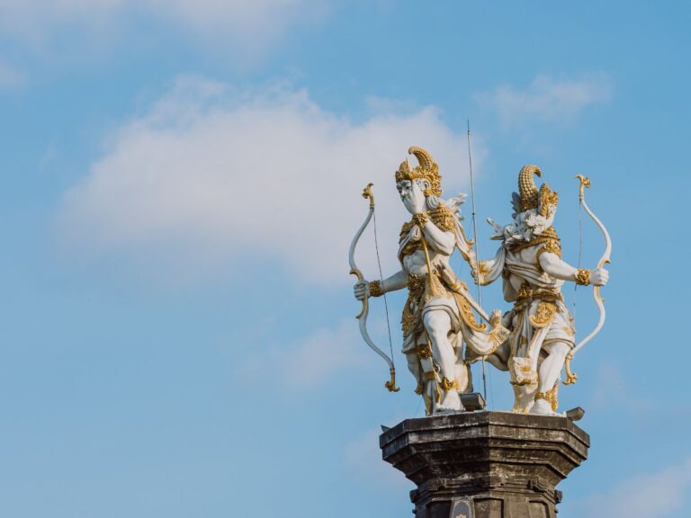 Arjuna adalah salah satu tokoh utama dalam Mahabharata dan pewayangan Jawa. Dalam puisi ini, digambarkan bagaimana Arjuna sedang jatuh cinta