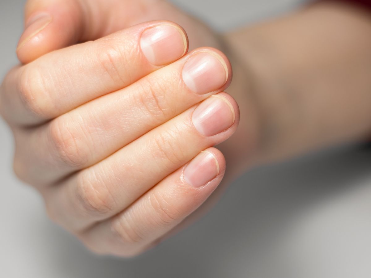 Merawat kuku saat ini sangat penting untuk kesehatan dan penampilan. Simak ciri-ciri kuku serta tips memiliki kuku indah tanpa perlu mahal.